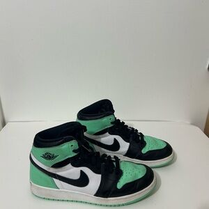 NIKE AIR JORDAN 1 RETRO HIGH
OG sneakers leather Green Black
Size 6.5Y